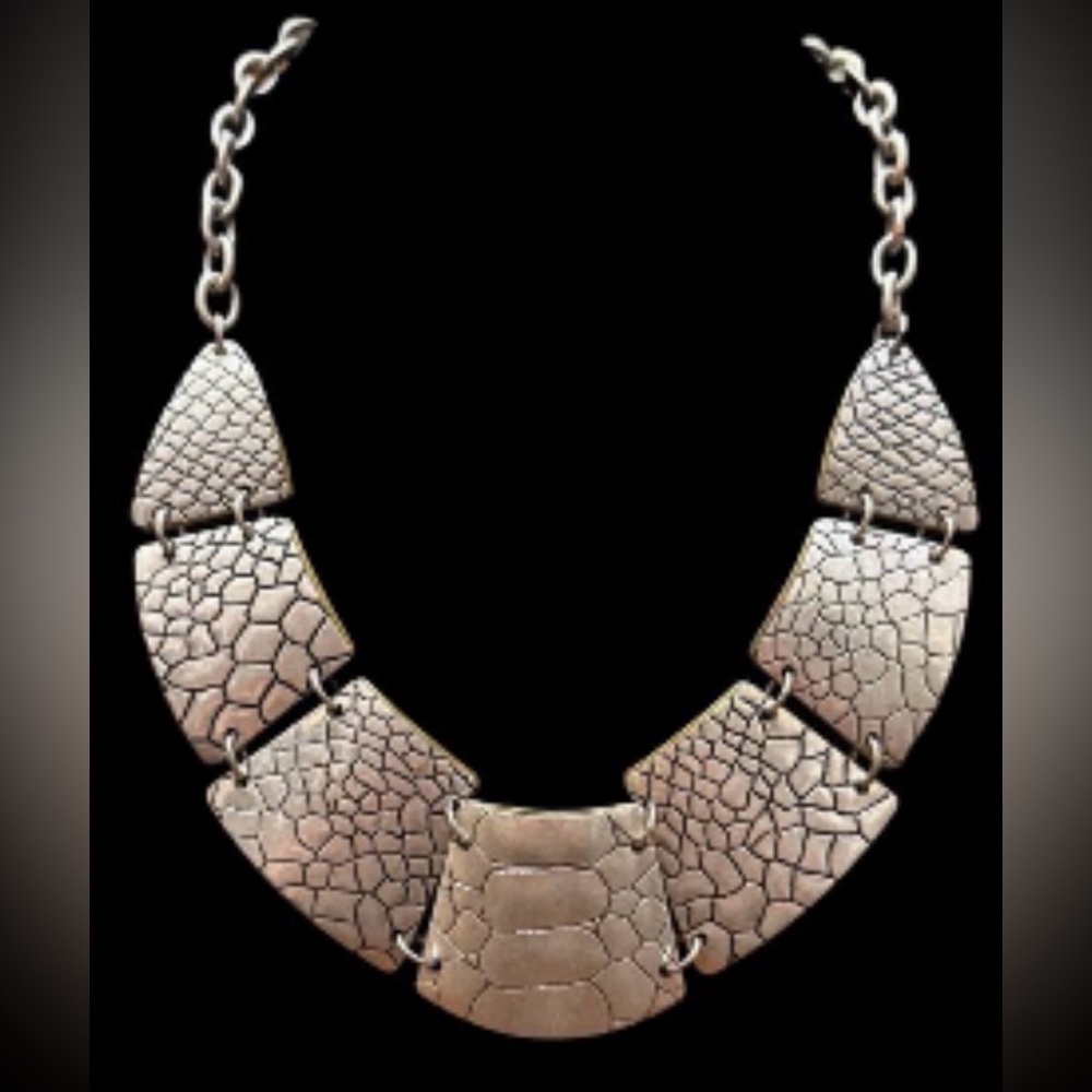 Premier Designs Reptile
Scale Statement
Necklace